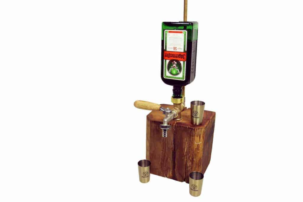 Einen Schnapsspender aus Rohren und Holz selber bauen