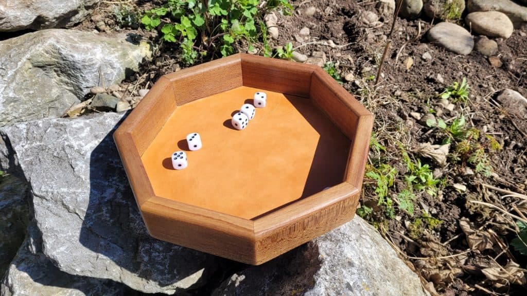 Würfelbrett aus Holz und Leder selber bauen | Bauanleitung